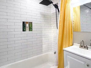 Shower, hair dryer, towels, soap - The Snake River Downtown Retreat (Idaho Falls)