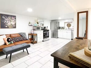 Living area - Modern 2 Bd Central Suite w/Full Kitchen, Spa & WD (Idaho Falls)
