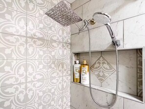 Shower, hair dryer, towels, soap - Modern 2 Bd Central Suite w/Full Kitchen, Spa & WD (Idaho Falls)