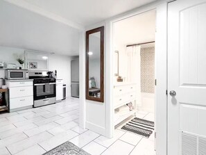 Fridge, dishwasher - Modern 2 Bd Central Suite w/Full Kitchen, Spa & WD (Idaho Falls)