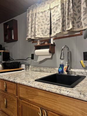 Refrigerador, microondas, cafetera y tetera y tostadora 