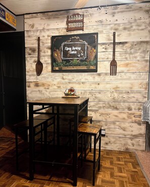 Dining - Rustic Cabin Retreat Near Cook Forest – Cozy Getaway for Nature Lovers (Vowinckel)