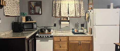 Réfrigérateur, micro-ondes, cafetière/bouilloire, grille-pain