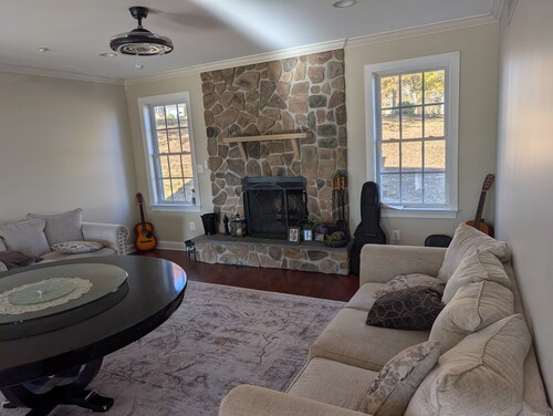  Hilltop Hideaway Retreat — Theater • Game Lounge • Gym • Sauna • Spa Baths