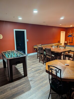 Games room -  Hilltop Hideaway Retreat — Theater • Game Lounge • Gym • Sauna • Spa Baths (Hampstead)