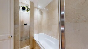 Hårtørrer, håndklæder, Sæbe, Toiletpapir