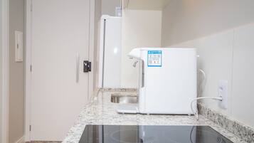 Roupas de cama premium, camas com colchões pillow-top, frigobar