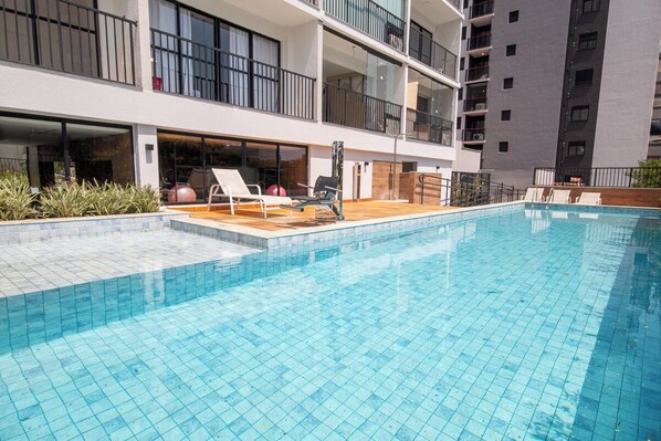 Premium bedding, pillow-top beds, minibar, free WiFi