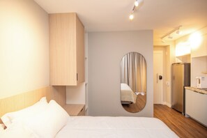 Superior appartement, balkon, uitzicht op zwembad | Luxe beddengoed, pillowtop-bedden, een minibar, gratis wifi