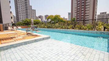 Roupas de cama premium, camas com colchões pillow-top, frigobar