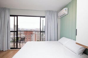 Ropa de cama de alta calidad, camas con pillow-top y minibar 