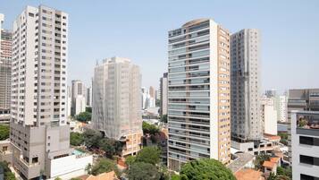 Apartamento superior, sacada, vista para a piscina | Vista do quarto