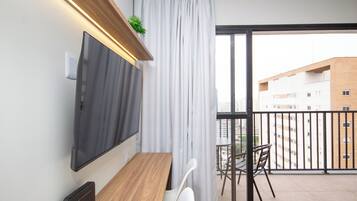 Roupas de cama premium, camas com colchões pillow-top, frigobar