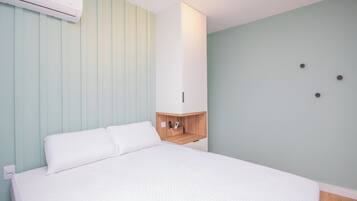 Roupas de cama premium, camas com colchões pillow-top, frigobar