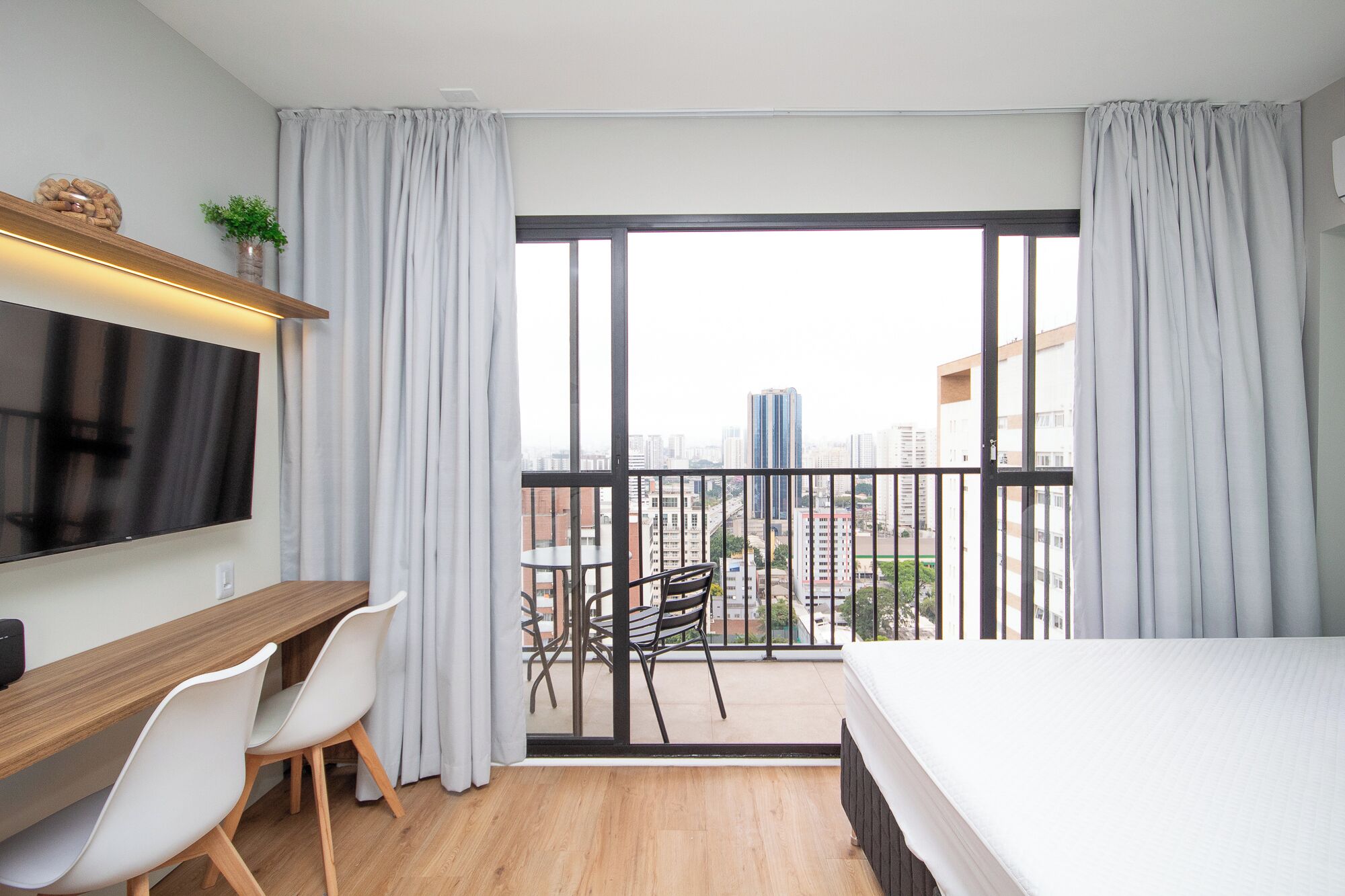 Premium bedding, pillowtop beds, minibar, free WiFi