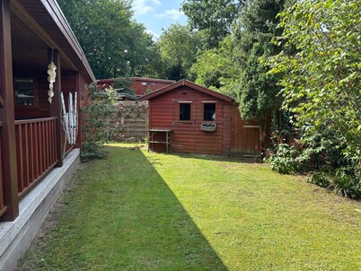 Dog-friendly chalet in the middle of the forest by the bathing lake