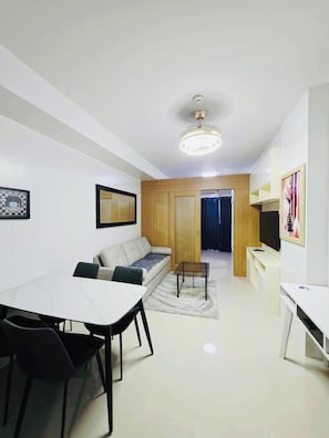 Apartment, 1 Bedroom, Smoking | Living room