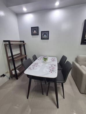Dining - Idyllic Apartment for Rent - Perfect for Short-term Stay Front of Mall of Asia (Pasay)