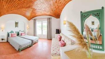 Chambre Double ou avec lits jumeaux | Coffres-forts dans les chambres, Wi-Fi gratuit