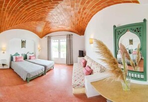 Chambre Double ou avec lits jumeaux | Coffres-forts dans les chambres, Wi-Fi gratuit