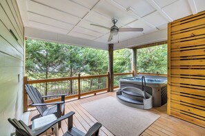 Terrace/patio - Pawleys Hideaway on the Causeway with Hot Tub (Pawleys Island)