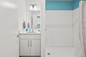 Douche, serviettes fournies, savon, papier toilette