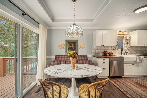 Beautiful 4-Bedroom Cottage in Lee's Summit with walk-out basement
