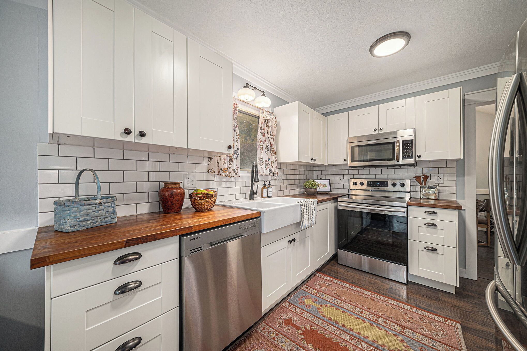 Kylskåp, mikrovågsugn, ugn och spishäll