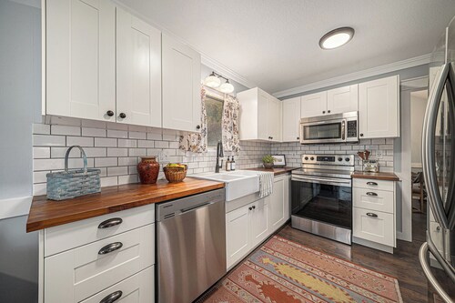 Cozy 4-Bedroom Cottage in Lee's Summit with walk-out basement