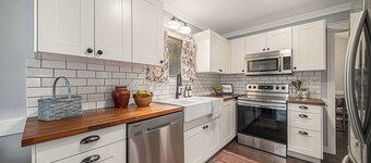 Cozy 4-Bedroom Cottage in Lee's Summit with walk-out basement