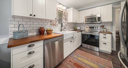 Cozy 4-Bedroom Cottage in Lee's Summit with walk-out basement