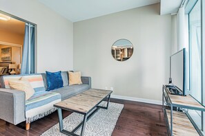 Suite Deluxe, balcón, vista a la ciudad | Área de sala de estar