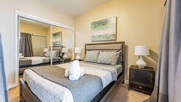 Deluxe suite, balkon, uitzicht op stad | Een bureau, een laptopwerkplek, gratis wifi