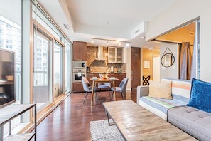 Phòng Suite Deluxe, ban công, quang cảnh thành phố | Khu phòng khách | Smart TV, Netflix, dịch vụ stream