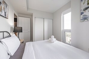 Escritorio, espacio para trabajar con laptop y wifi gratis 