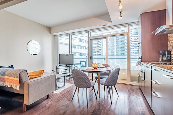 Suite Deluxe, balcón, vista a la ciudad | Área de sala de estar