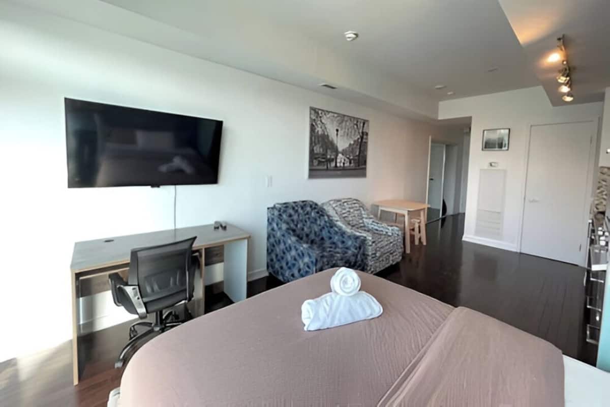 Escritorio, espacio para trabajar con laptop y wifi gratis