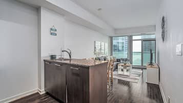 Condo conforto | Cozinha privada | Geladeira grande, micro-ondas, fogão, cooktop