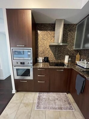 Refrigerador con freezer, microondas, horno, placa de cocina