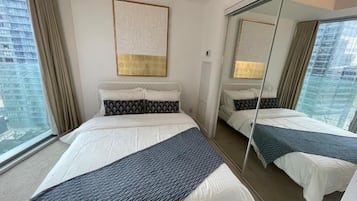 Elite Condo | Desk, laptop workspace, free WiFi, bed sheets