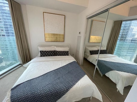 Escritorio, espacio para trabajar con laptop y wifi gratis