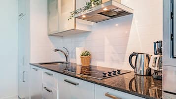 Fjölskylduíbúð | Einkaeldhús | Ísskápur í fullri stærð, örbylgjuofn, bakarofn, eldavélarhellur