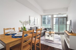 컴포트 콘도 | 객실 내 식사 공간