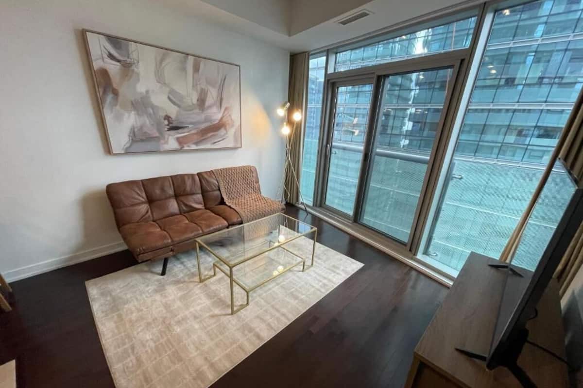 Escritorio, espacio para trabajar con laptop y wifi gratis