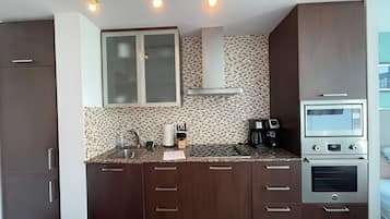 Classic Studio | Private kitchen | Full-size fridge, microwave, oven, stovetop