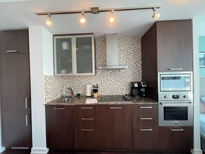 Refrigerador con freezer, microondas, horno, placa de cocina