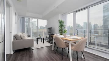 Suite Deluxe, balcón, vista a la ciudad | Área de sala de estar | Smart TV, Netflix y servicios de streaming