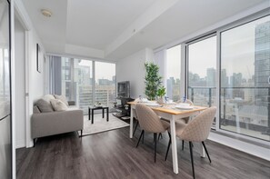 华丽套房, 阳台, 城市景观 | 起居区 | 智能电视、Netflix、流媒体服务