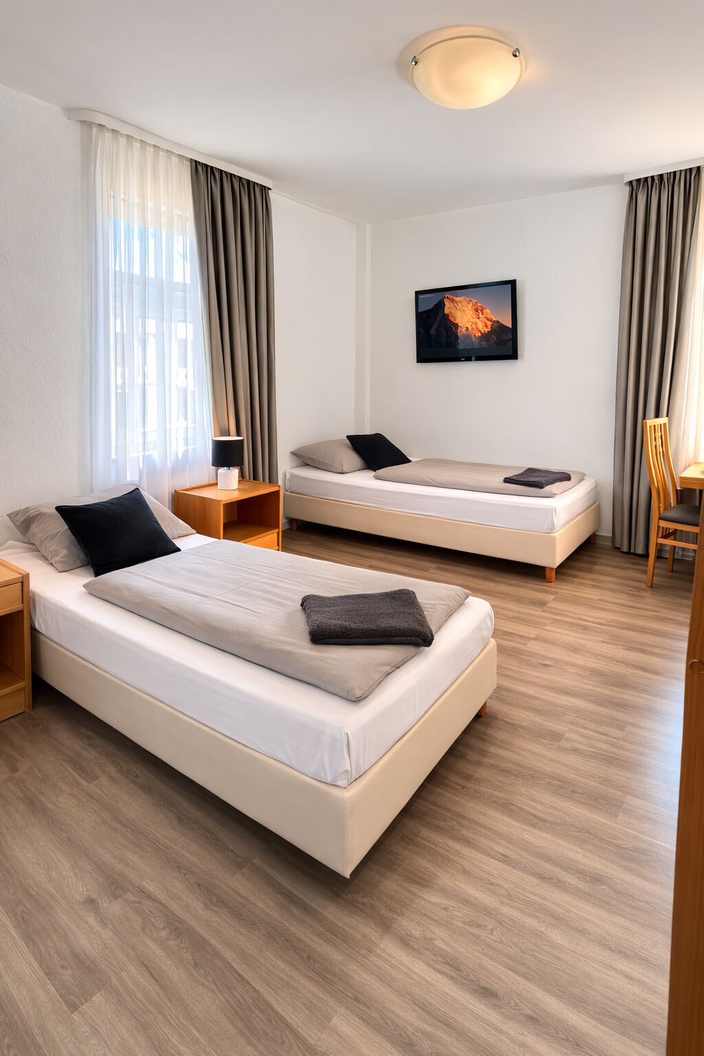 클래식 더블룸 또는 트윈룸, 시내 전망 | 저자극성 침구, 책상, 노트북 작업 공간, 무료 WiFi