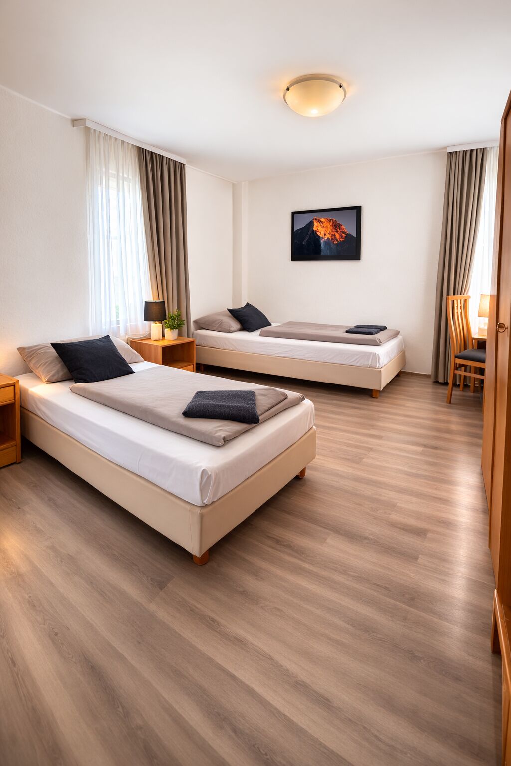 Allergikerbettwaren, Schreibtisch, laptopgeeigneter Arbeitsplatz